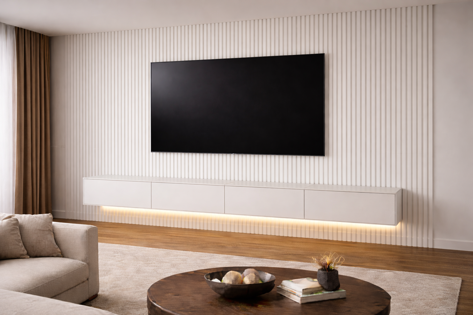 Helle TV-Wand mit weißer Lamellenoptik und indirekter Beleuchtung.